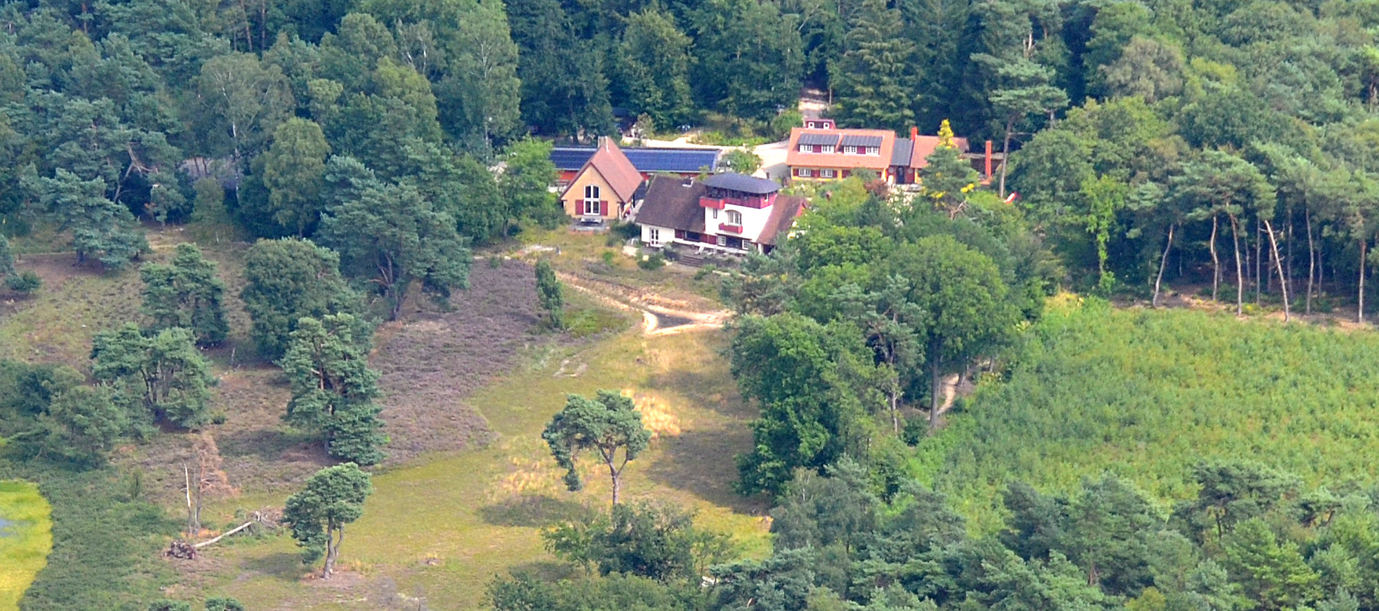 De gebouwen van de buitenplaats uit de lucht De gebouwen van de buitenplaats uit de lucht